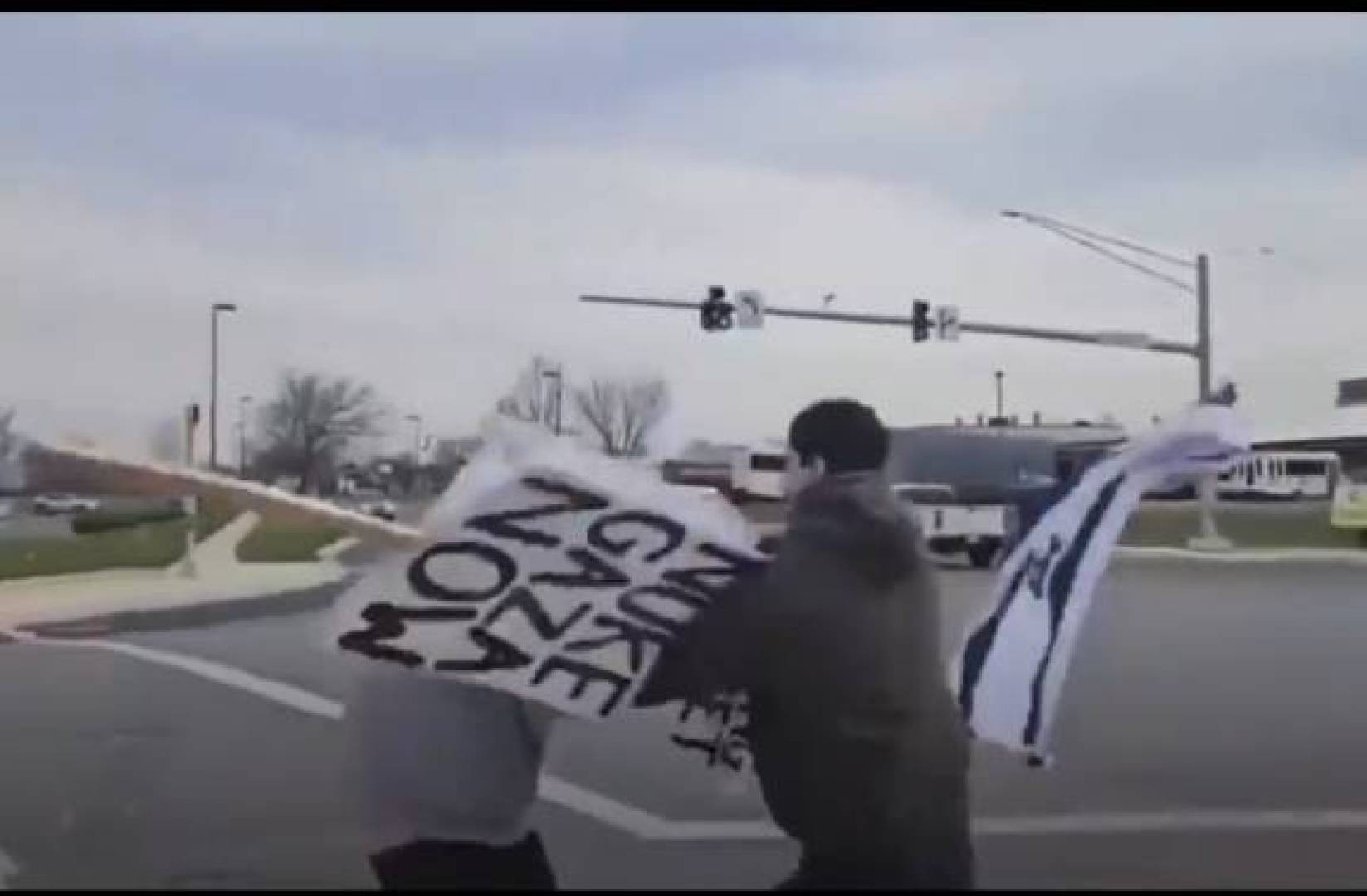 بالفيديو أمريكي يتعرض للضرب بعد رفعه لافتة تدعو لإبادة سكان غزة بالنووي