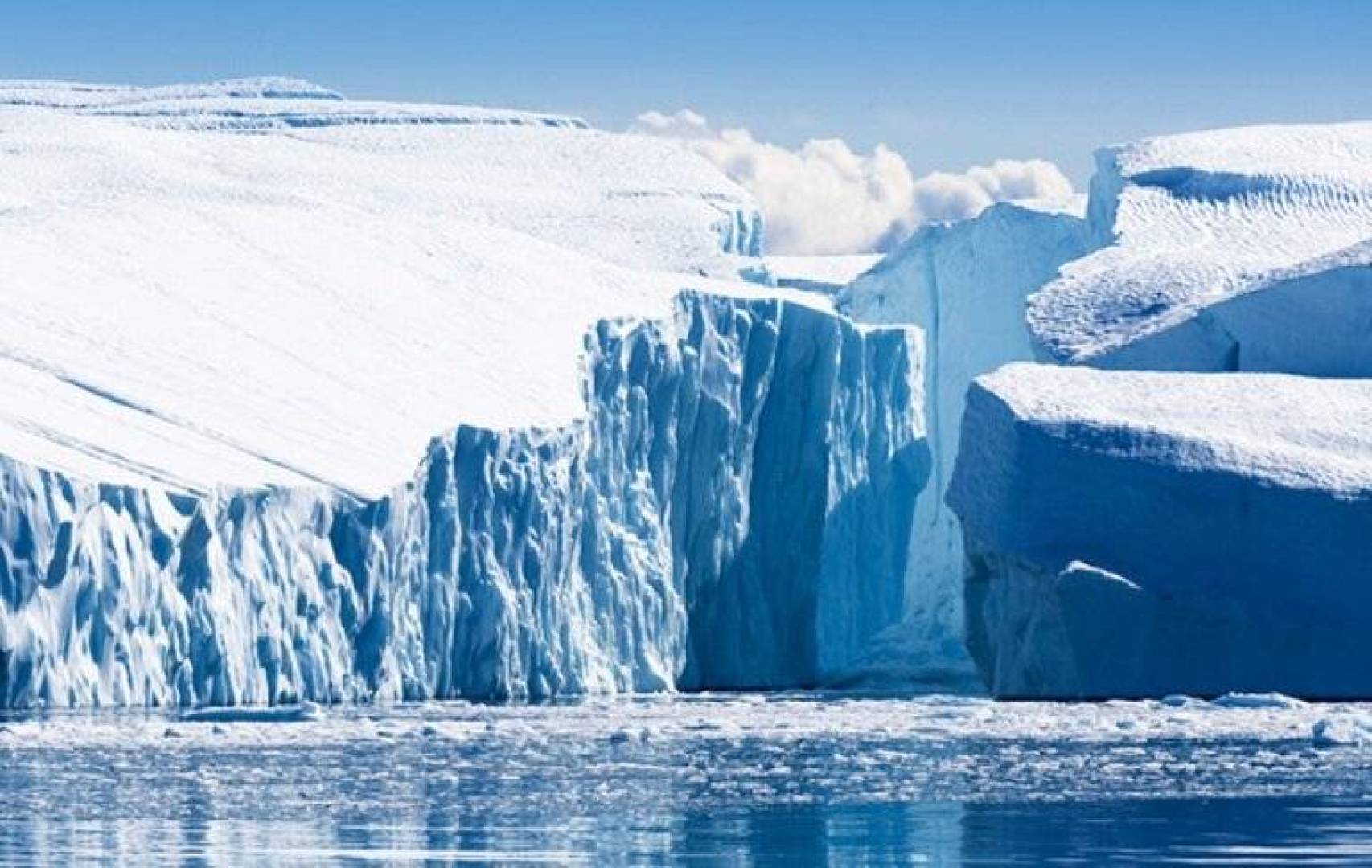 تيار ويلانز الجليدي يؤدي إلى حركة مذهلة لجبل جليدي عملاق