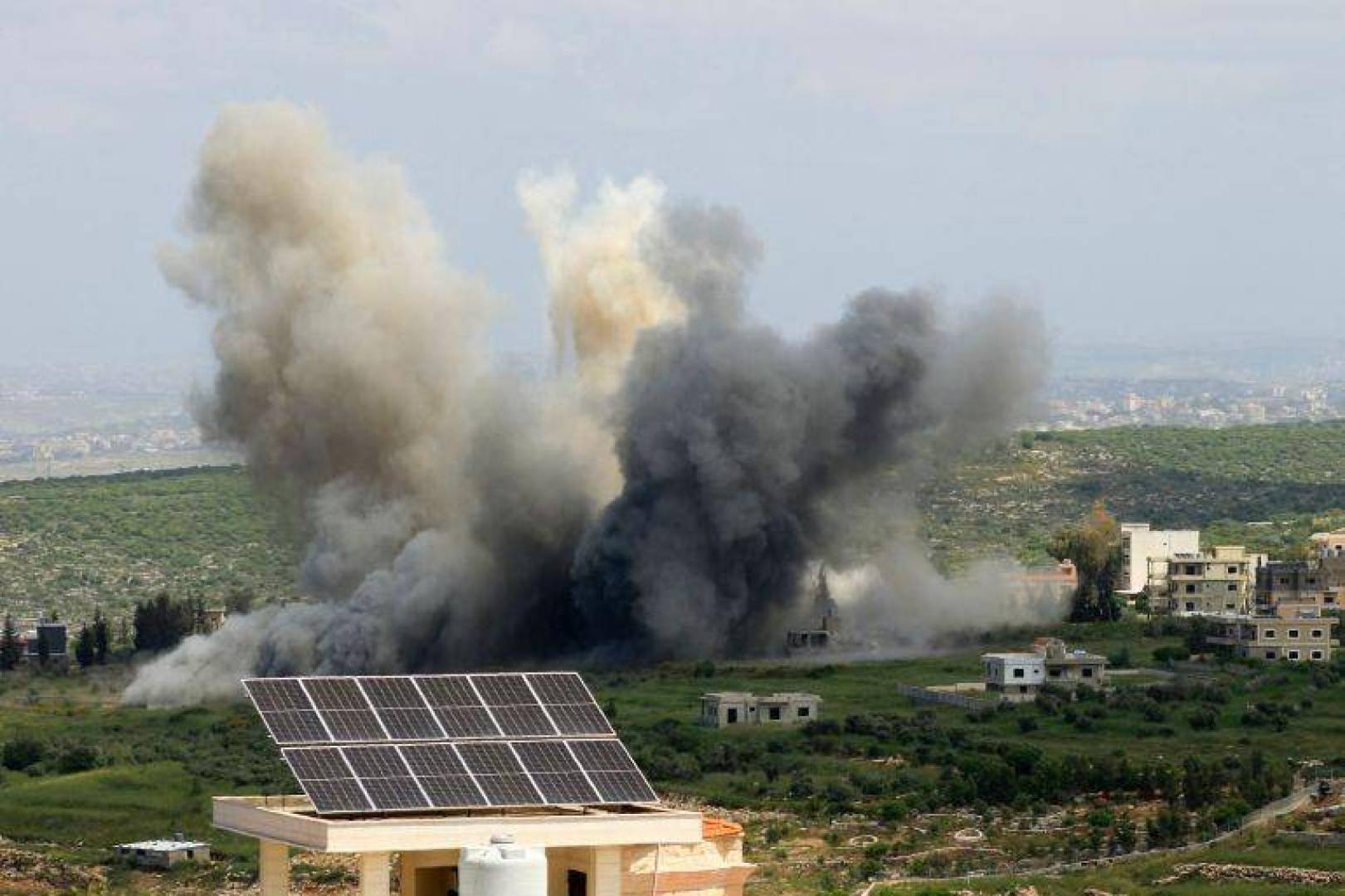 حزب الله اطلاق 40 صاروخا من لبنان صوب الجليل