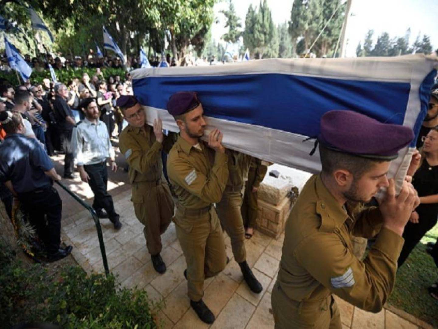 إعلام عبري: مقتل 8 جنود وضباط باستهداف عربة مدرعة بغزة