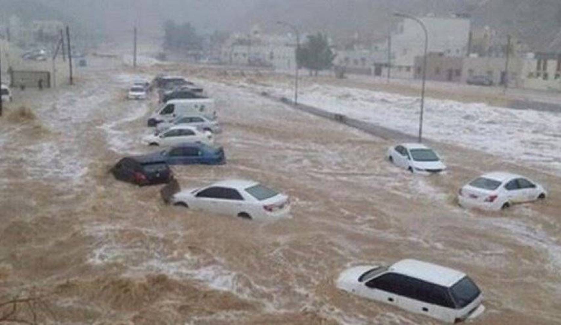 بالفيديو أمطار غزيرة سيول تقطع الشوارع وتجرف المركبات في السعودية