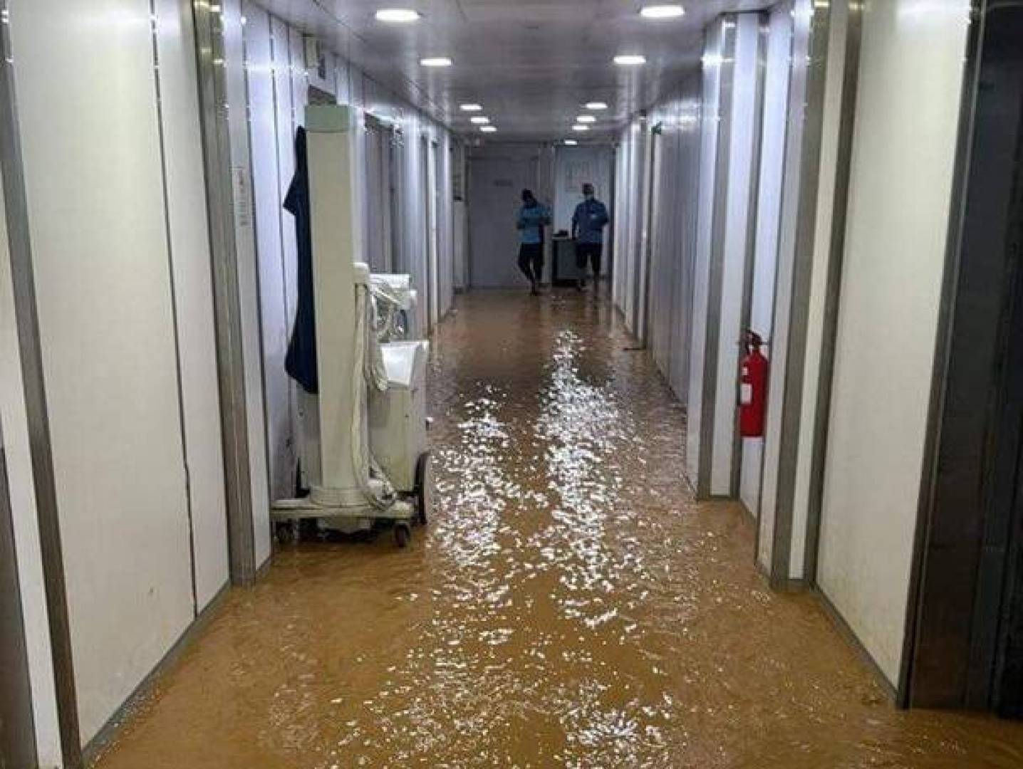 بالصور السيول الغزيرة تقتحم مستشفى السيدة في جونيه اللبنانية
