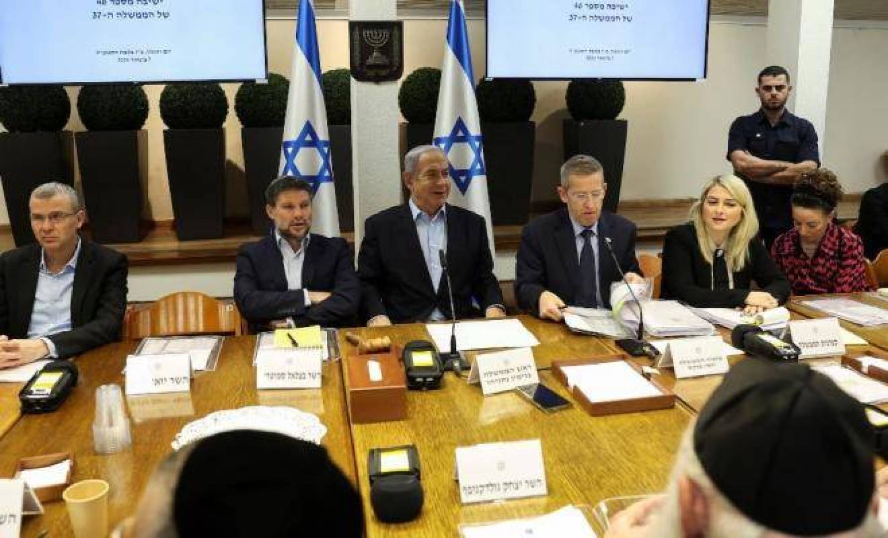 وزير الثقافة الإسرائيلي: نأمل التوصل إلى صفقة تبادل في الأيام القريبة