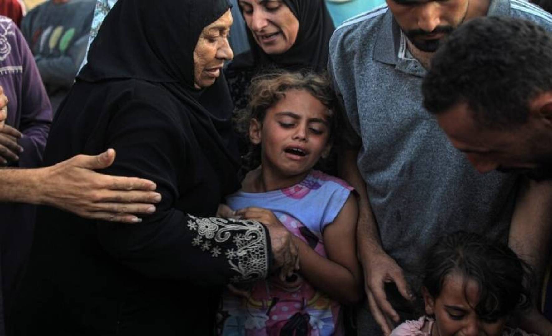 الأغذية الفاسدة تدخل إلى قطاع غزة