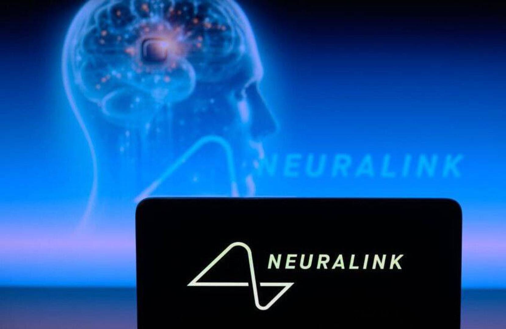 شركة Neuralink تبدأ أولى تجاربها على غرسة دماغية لعلاج مرضى الشلل الرباعي