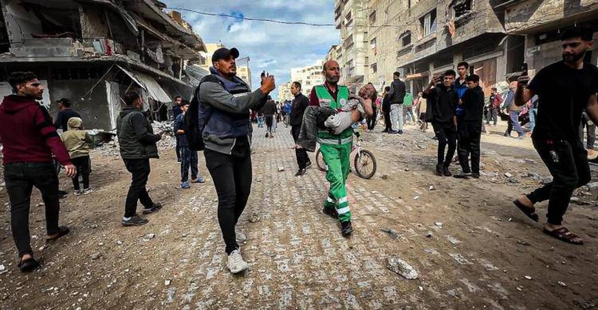 عشرات الشهداء والمصابين في مجازر الاحتلال الإسرائيلي في غزة.. 417 يوما للحرب