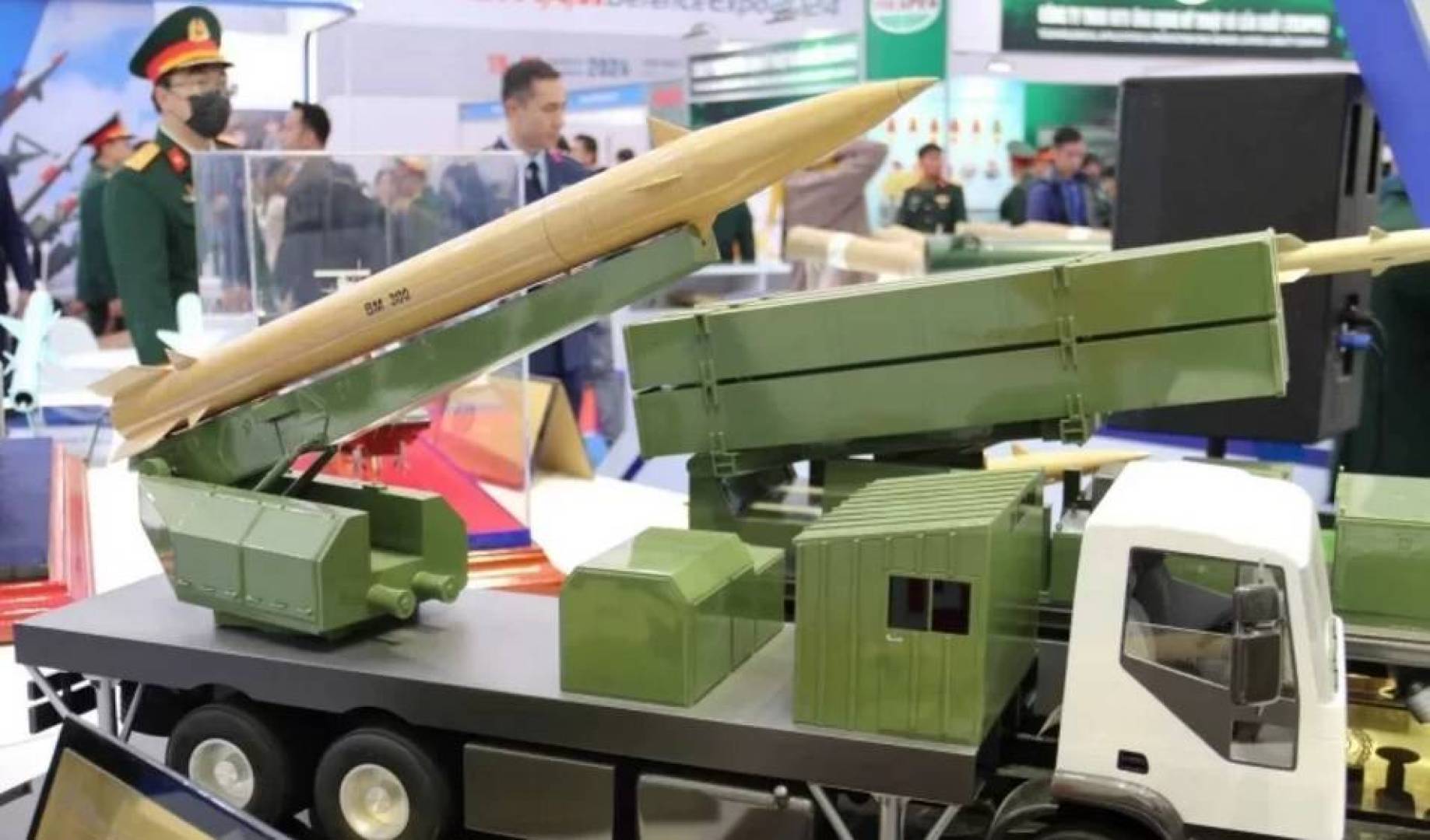 إيران تكشف عن صاروخ BM-300 الباليستي محلي الصنع.. دقة عالية وقدرات استراتيجية متطورة