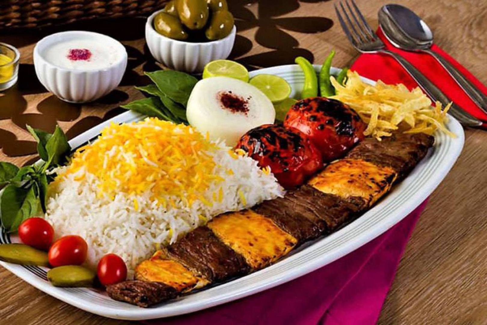 عطرُ الزعفران ، جوهرةُ تاجِ المطبخِ الإيراني