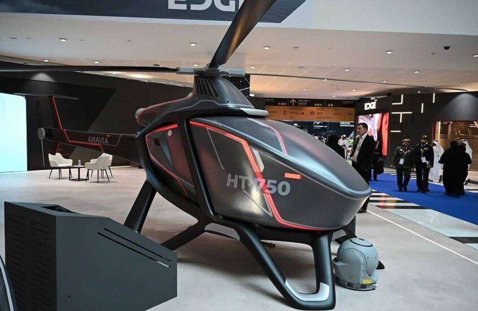 مسيرة إماراتية متطورة تخطف الأضواء في معرض IDEX-2025
