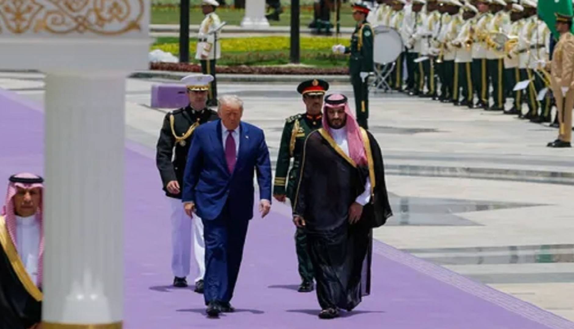 اللون البنفسجي بدلا من الأحمر.. دلالة ثقافية وراء سجاد استقبال ترامب في الرياض