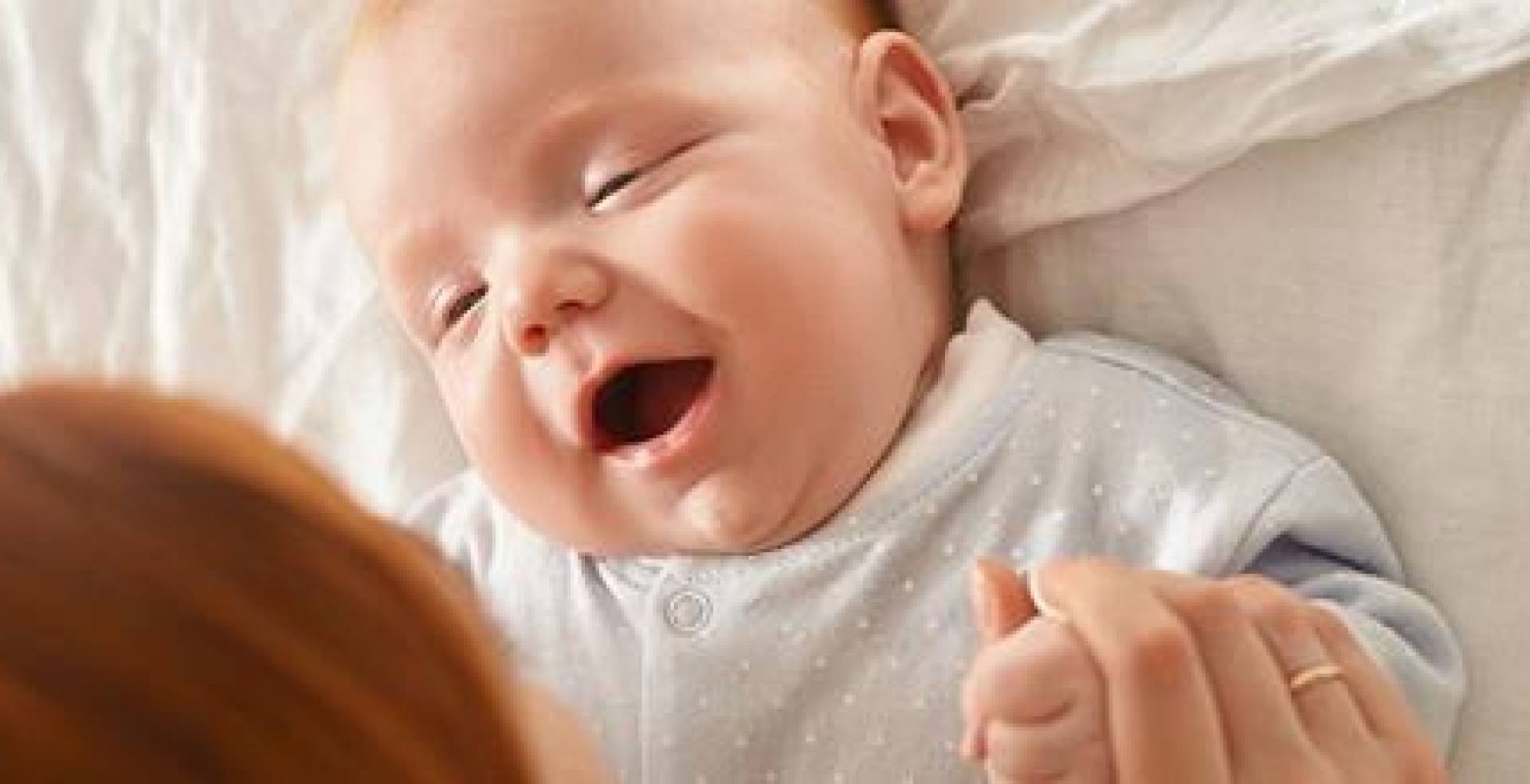 تطور السمع والكلام عند الأطفال الرضع