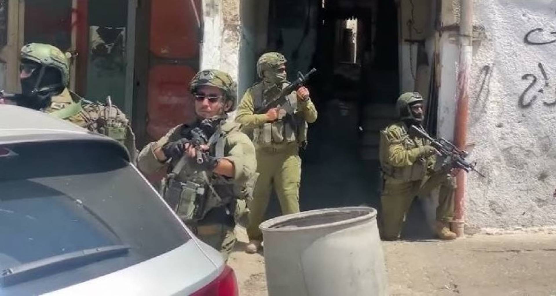 آخر التطورات الميدانية في الضفة الغربية.. اقتحامات واعتقالات وتفجير عبوة ناسفة