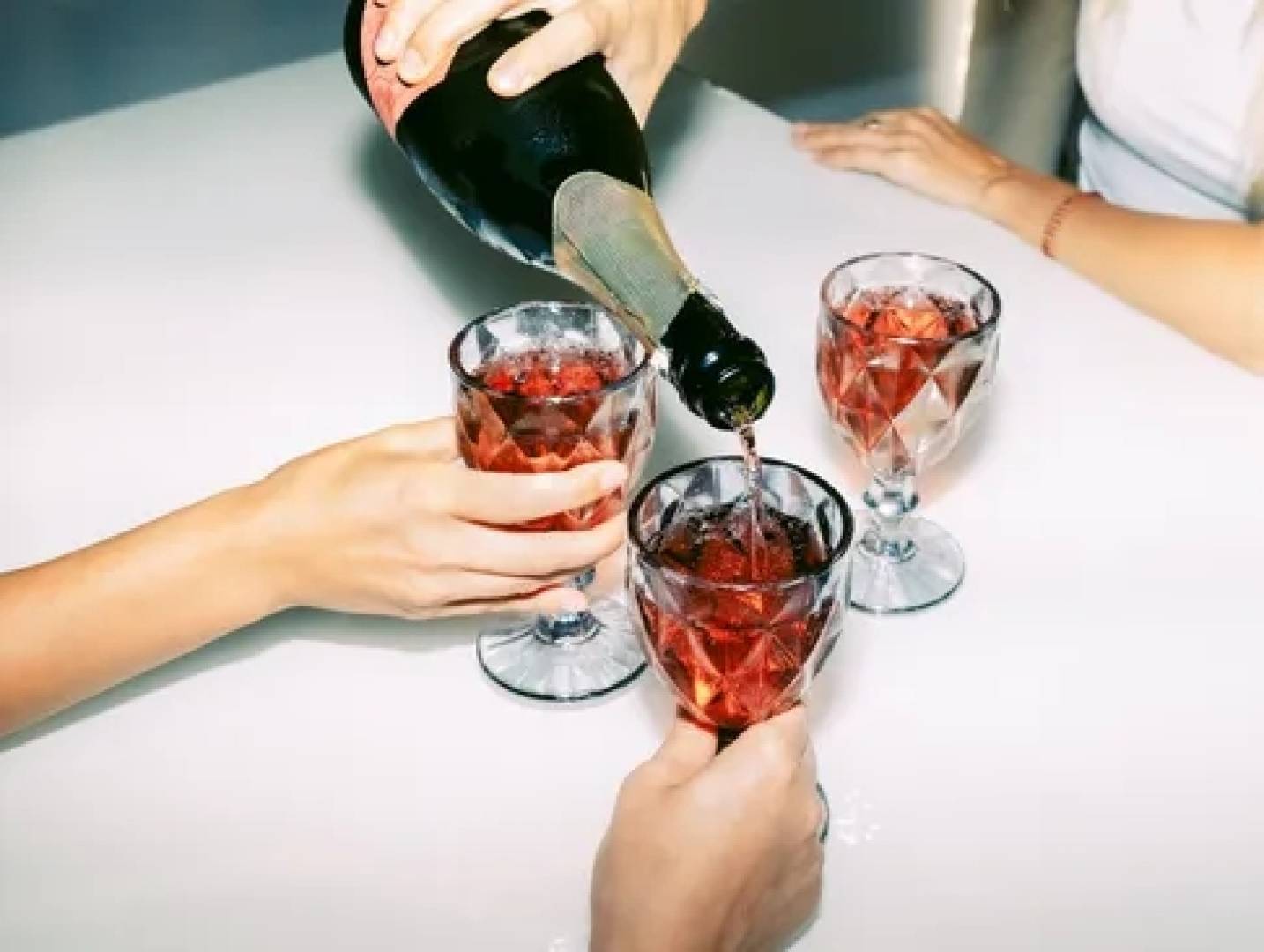 خمس آليات خطيرة وراء العلاقة بين الكحول ومرض السرطان