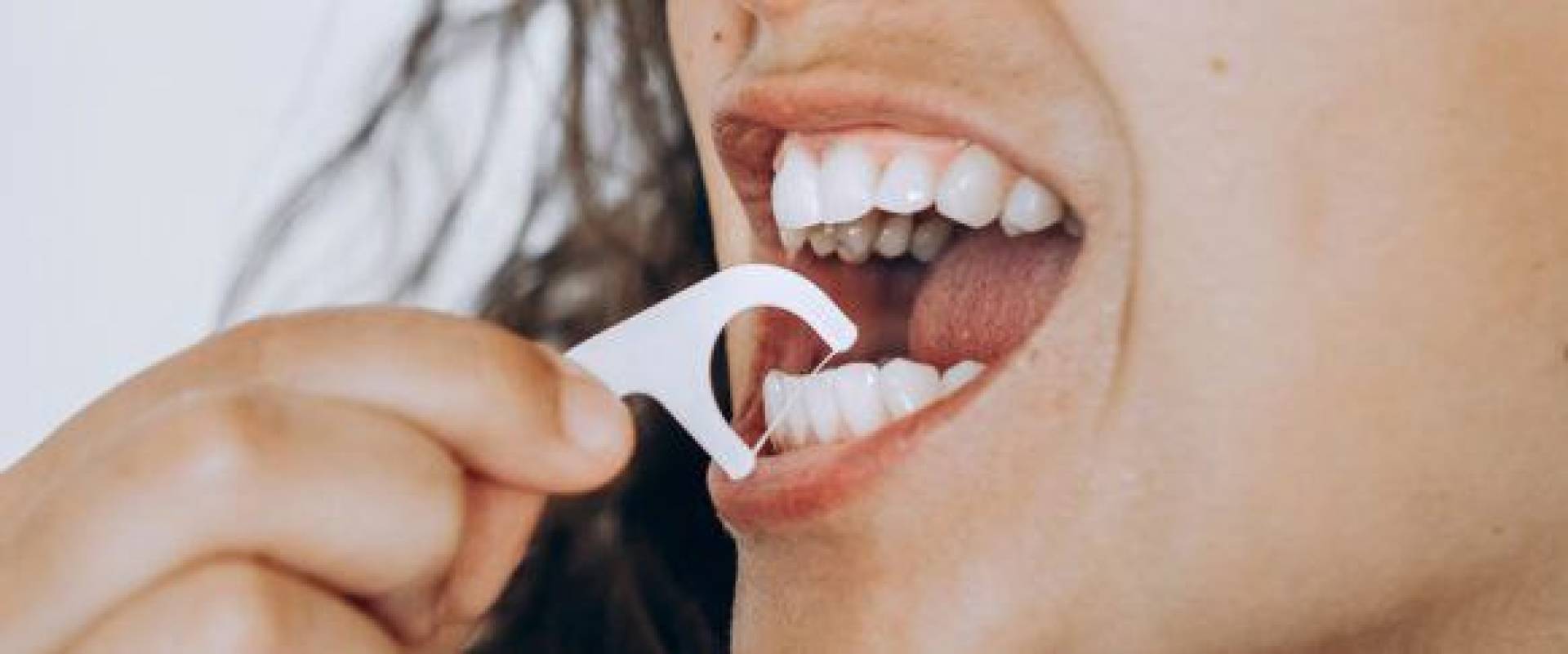 خيط تنظيف ذكي يكشف توترك من خلال اللعاب خيط تنظيف ذكي يكشف توترك من خلال اللعاب