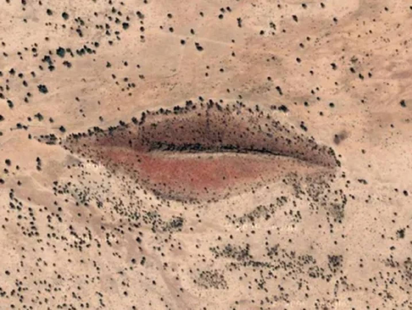 تلة سودانية غامضة على شكل شفاه في قلب الصحراء.. تثير الدهشة من الفضاء تلة سودانية غامضة على شكل شفاه في قلب الصحراء.. تثير الدهشة من الفضاء