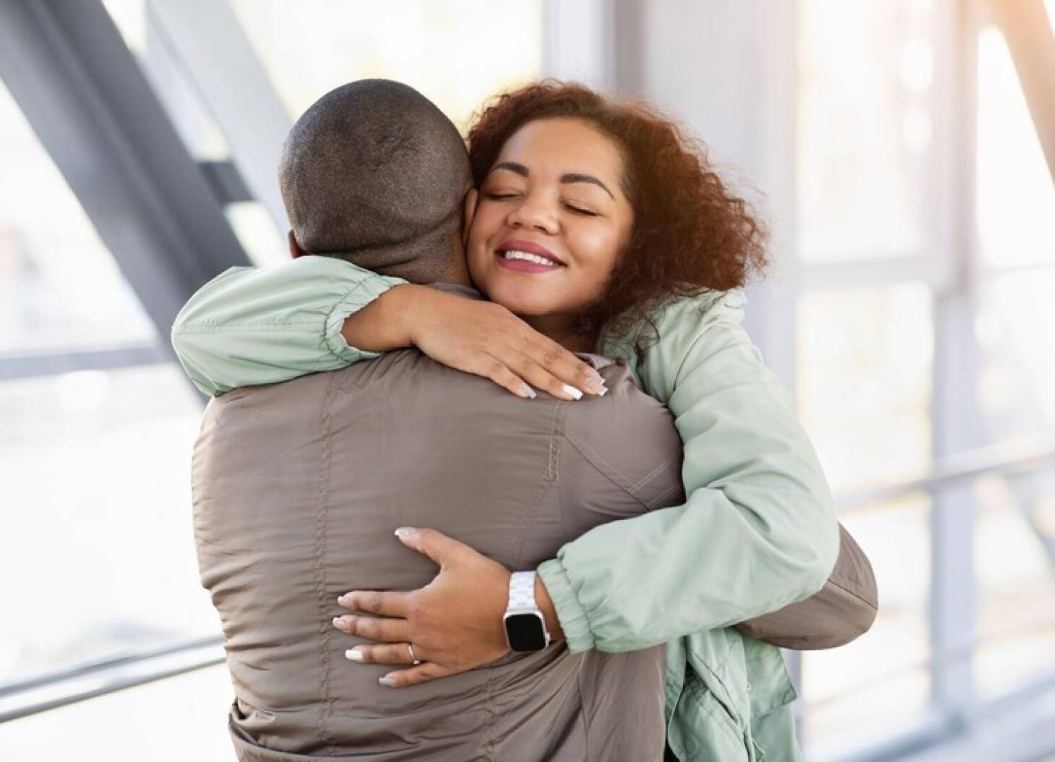 العناق المنتظم يعزز المناعة ويحسن الصحة النفسية