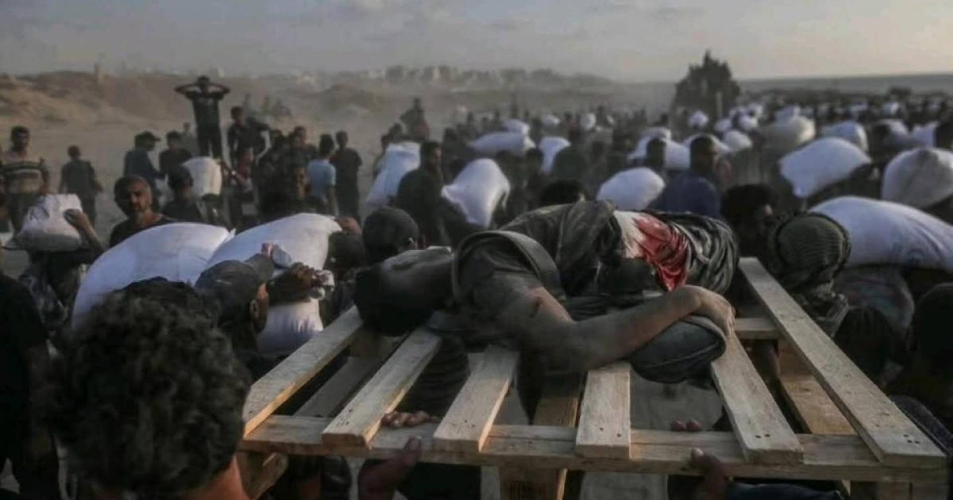 الاحتلال يرتكب مجزرة جديدة بحق منتظري المساعدات وسط قطاع غزة الاحتلال يرتكب مجزرة جديدة بحق منتظري المساعدات وسط قطاع غزة