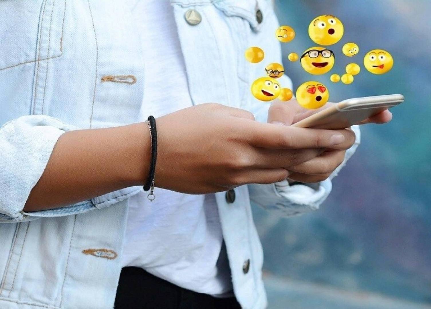 الرموز التعبيرية الإيموجي ليست للزينة فقط.. العلم يؤكد دورها العاطفي في التواصل الرقمي