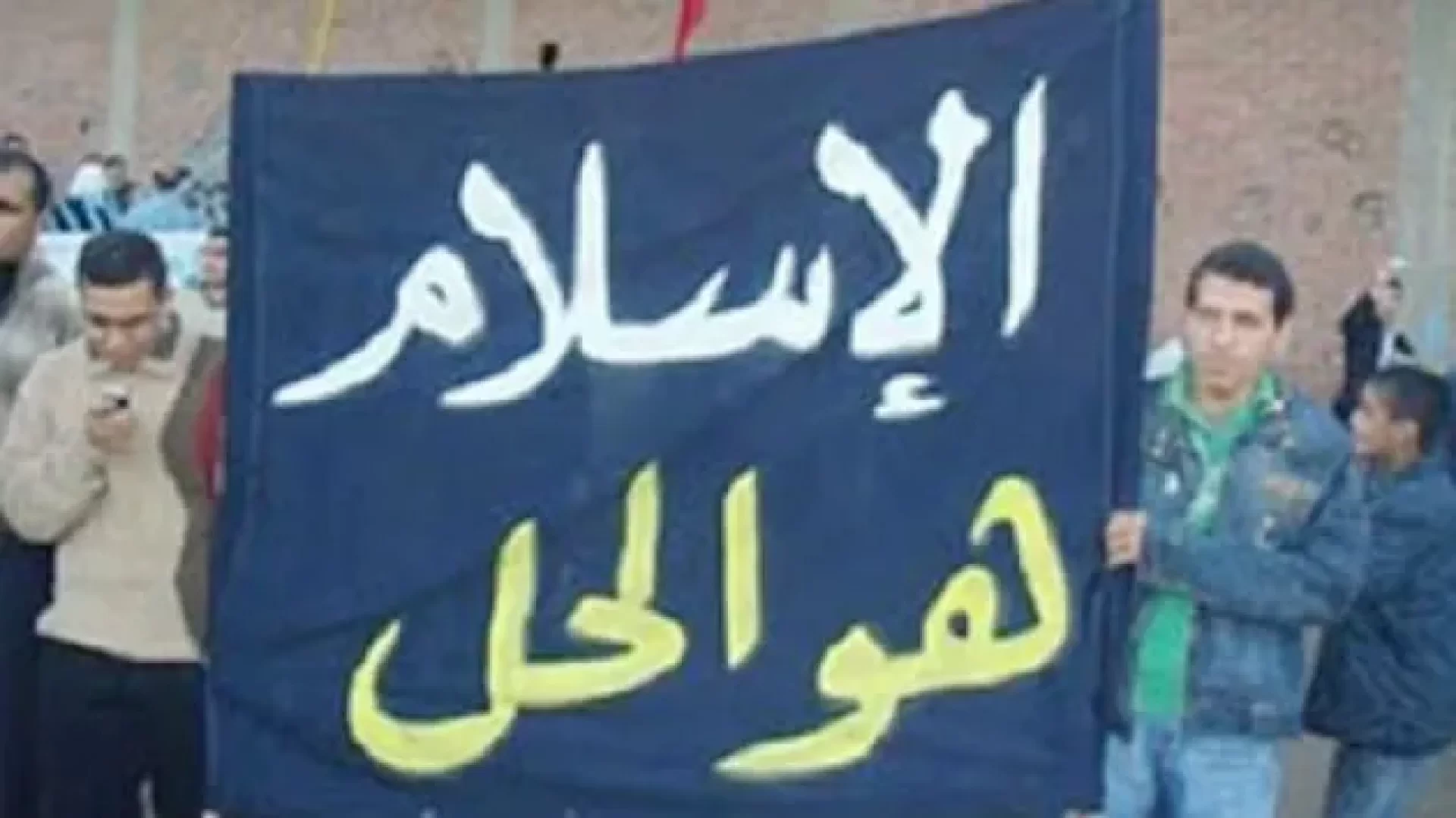 السنة يكسرون سيوفهم ويعودون الى العبودية طائعين .