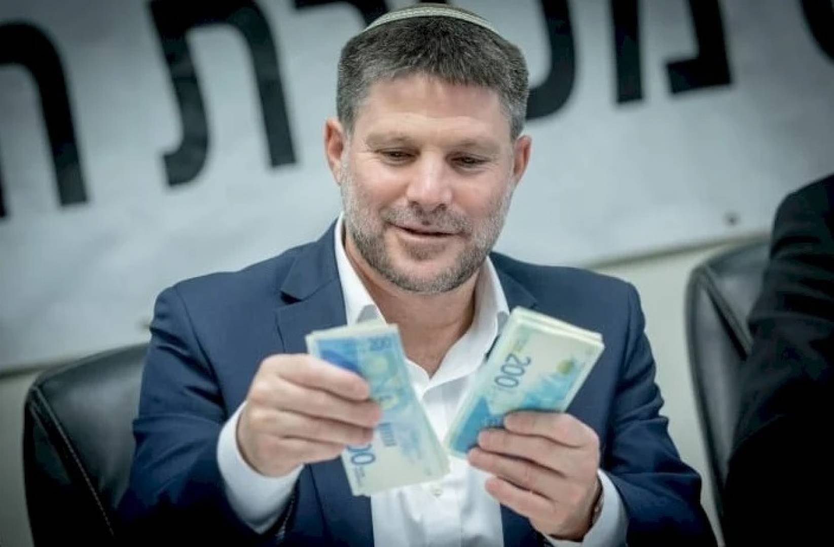 وزير المالية الإسرائيلي يقرر اقتطاع المزيد من الأموال الفلسطينية