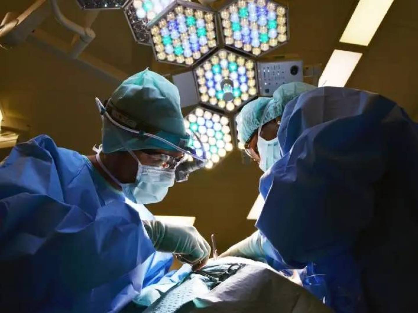الأطباء الجراحون أكثر عرضة للوفاة بالسرطان من بين الأطباء