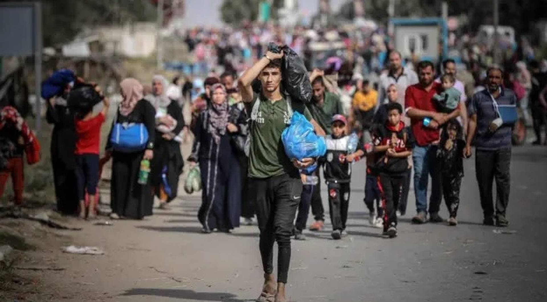 أونروا تحذر.. آلاف الفلسطينيين يفرون مشيا من شمال غزة وتفاقم الوضع الإنساني