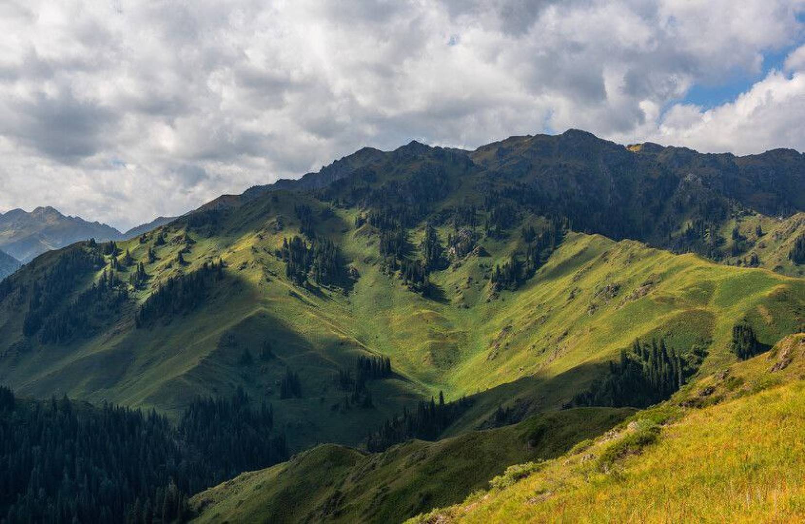 بوابة عملاقة في جبال كازاخستان تثير الجدل حول الحضارات القديمة والكائنات الفضائية