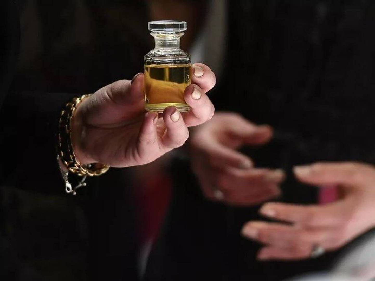 العطور العربية تغزو أسواق أوروبا.. قطرة واحدة تدوم 48 ساعة