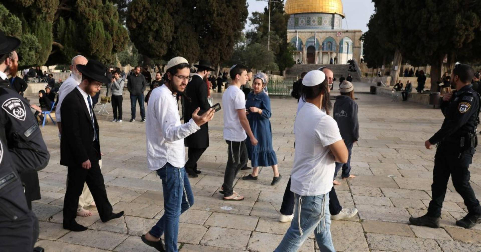 المستوطنين يقتحمون الأقصى بحماية مشددة من شرطة الاحتلال