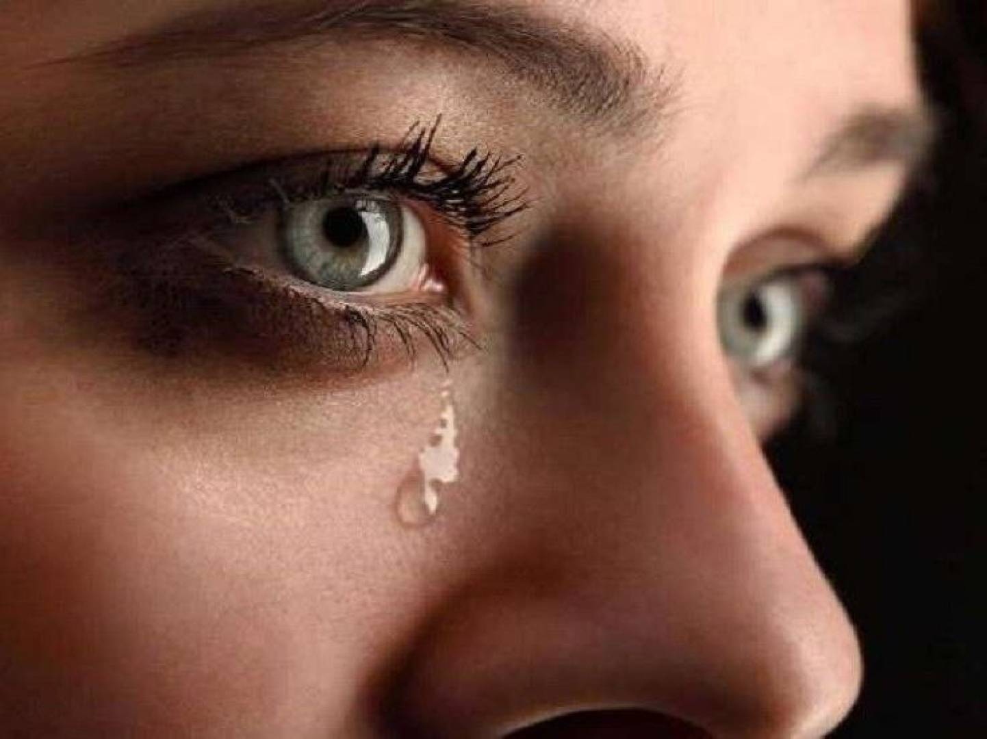 الدموع ضرورة لصحة العين والنفس.. لا يجب كبت البكاء