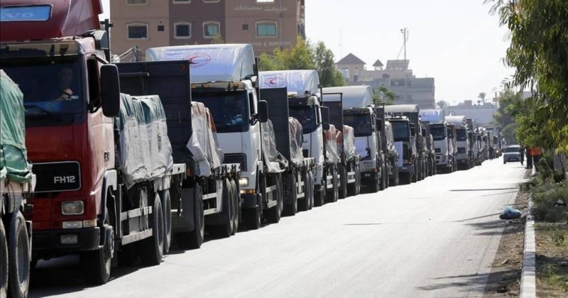 ضباط إسرائيليون أتلفوا 1000 شاحنة مساعدات على حدود غزة