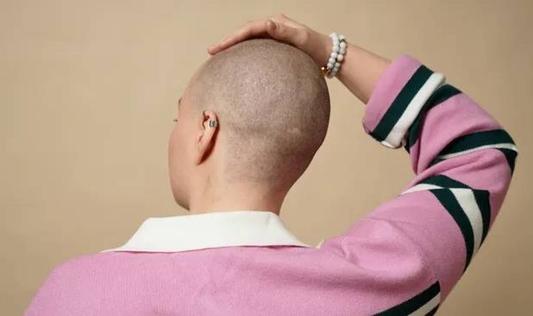 سبب نمو الشعر المجعد عند مرضى السرطان بعد العلاج الكيميائي