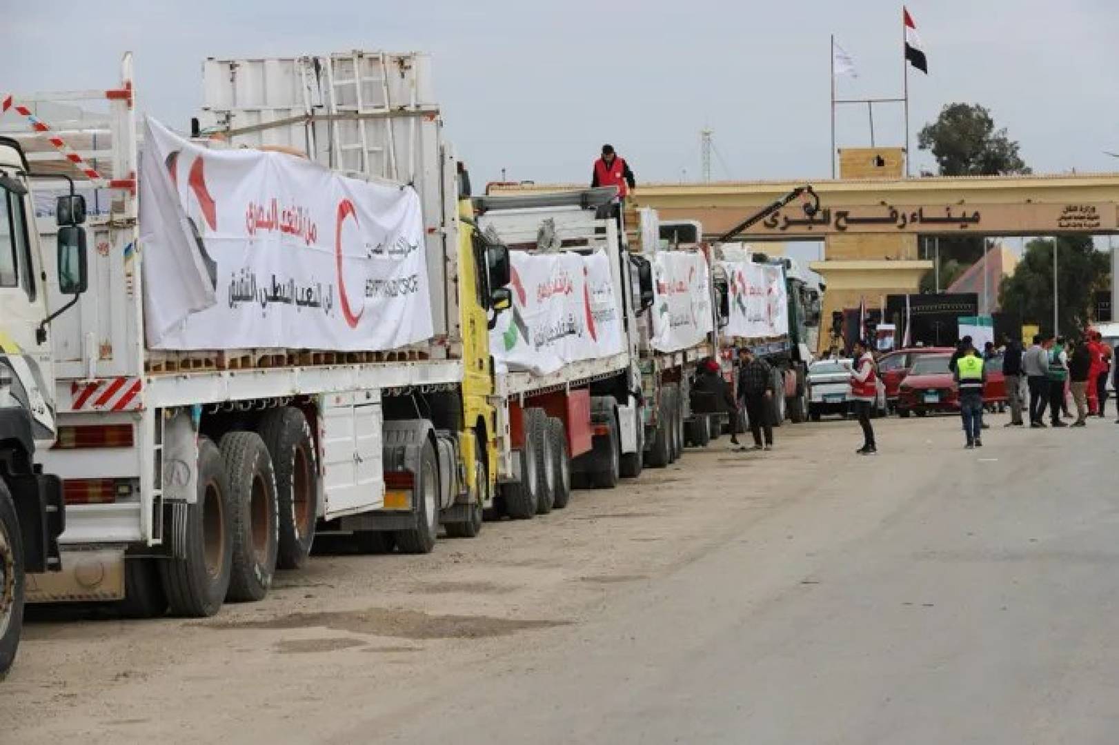 تحرك قافلة المساعدات الـ17 من مصر تمهيدا لدخولها إلى غزة