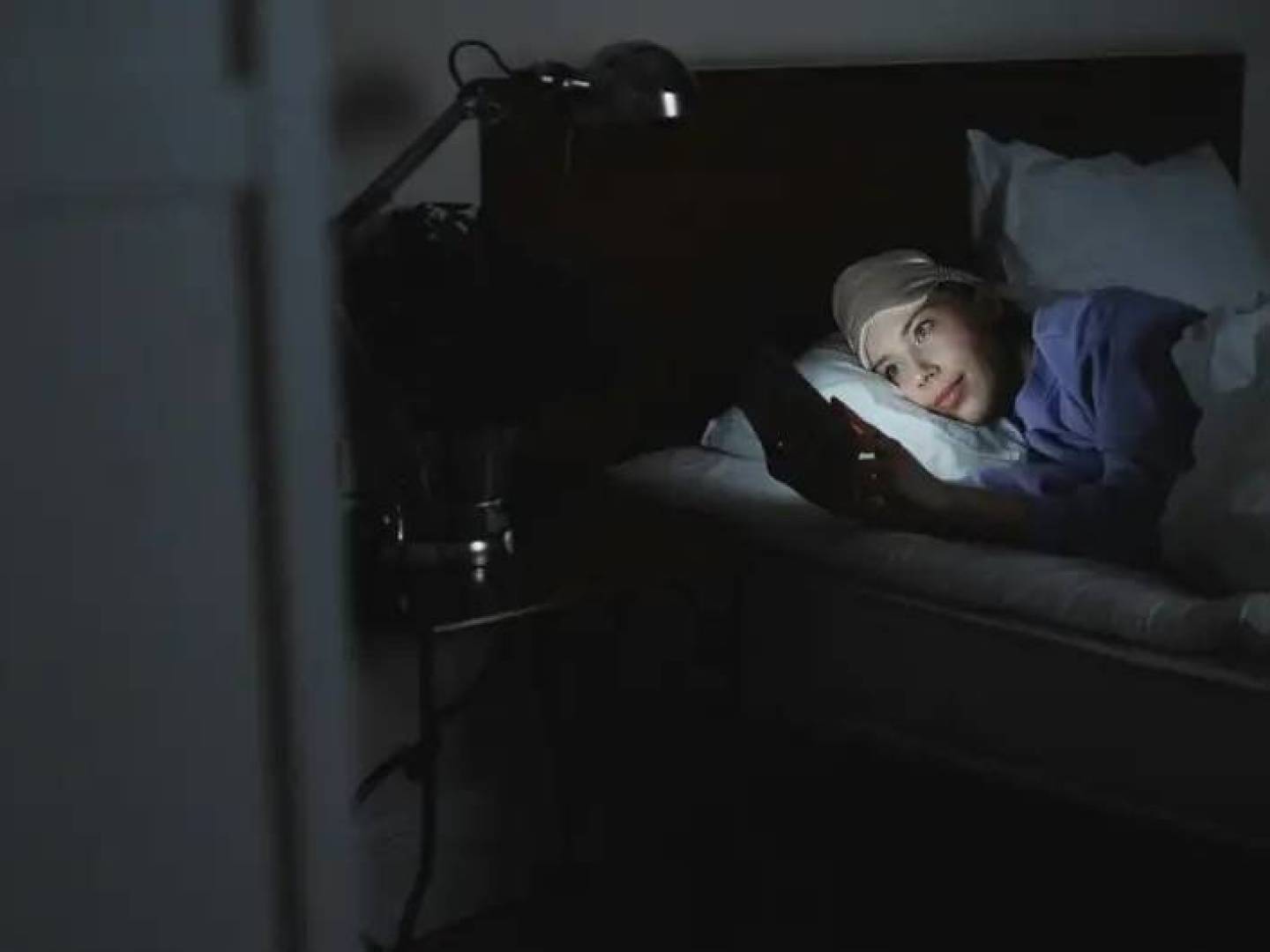 الضوء في غرف النوم ليلا قد يضاعف خطر أمراض القلب والسكتات الدماغية الضوء في غرف النوم ليلا قد يضاعف خطر أمراض القلب والسكتات الدماغية