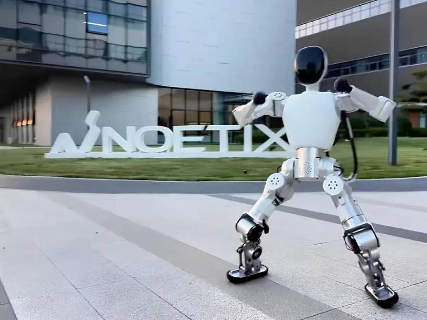 الصين تبتكر روبوتا شبيها بالبشر بسعر أرخص من الهاتف الذكي