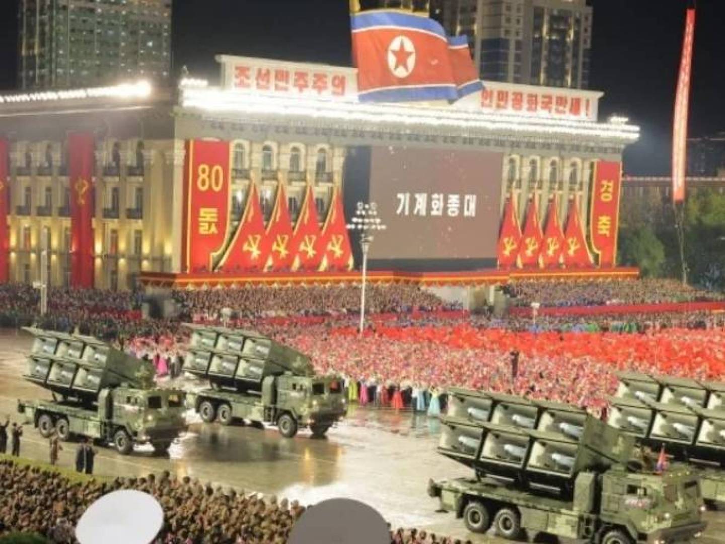 كوريا الشمالية تستعرض نظام إطلاق حاويات ذخائر طائرة انتحارية جديد كوريا الشمالية تستعرض نظام إطلاق حاويات ذخائر طائرة انتحارية جديد