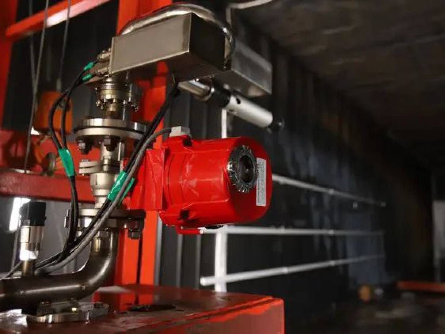 أول نظام إطفاء حرائق بالذكاء الاصطناعي يسيطر على حرائق النفط في السفن البحرية