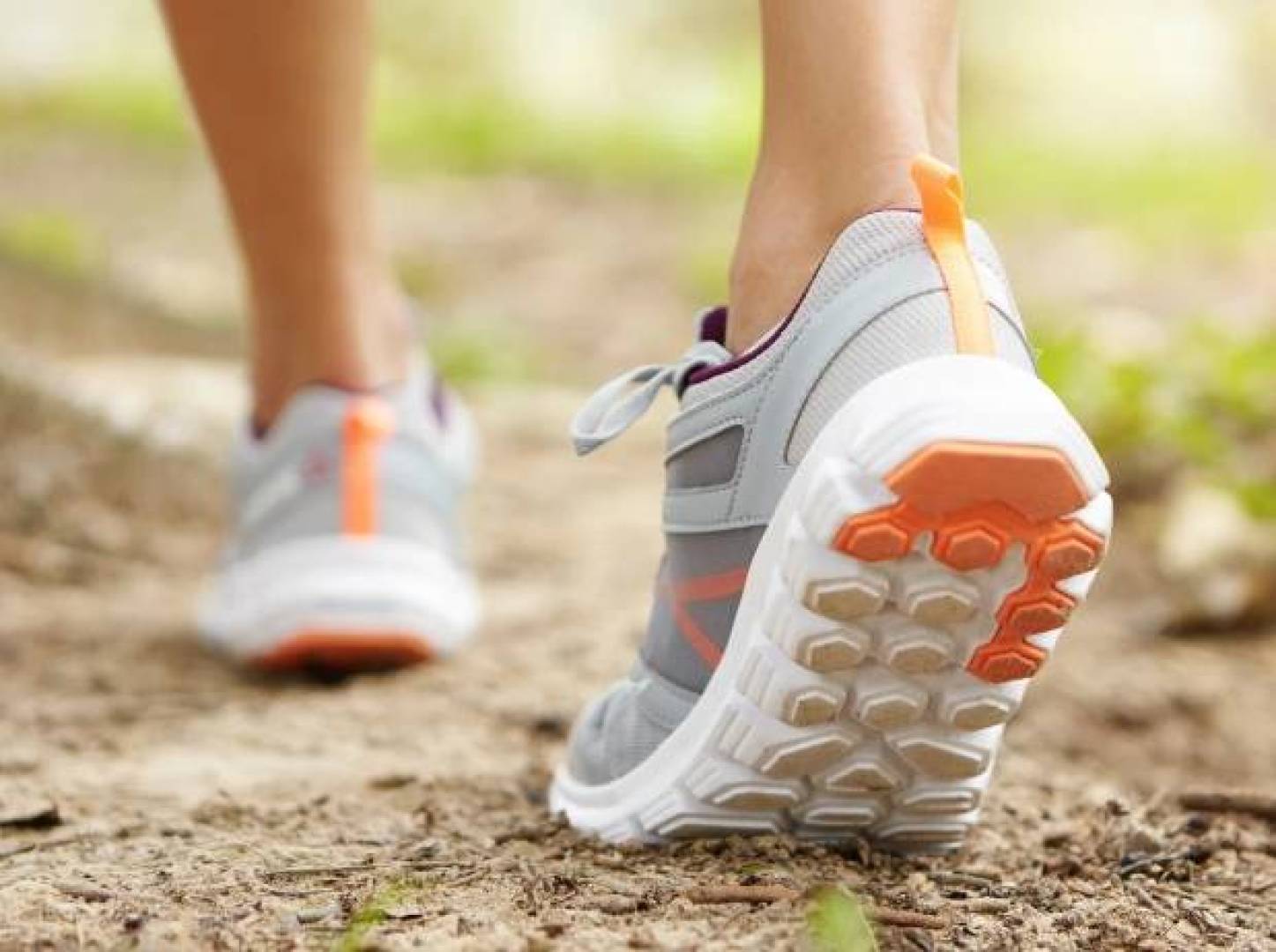 المشي يعزز قدرة الدماغ على معالجة الأصوات وتحسين السمع