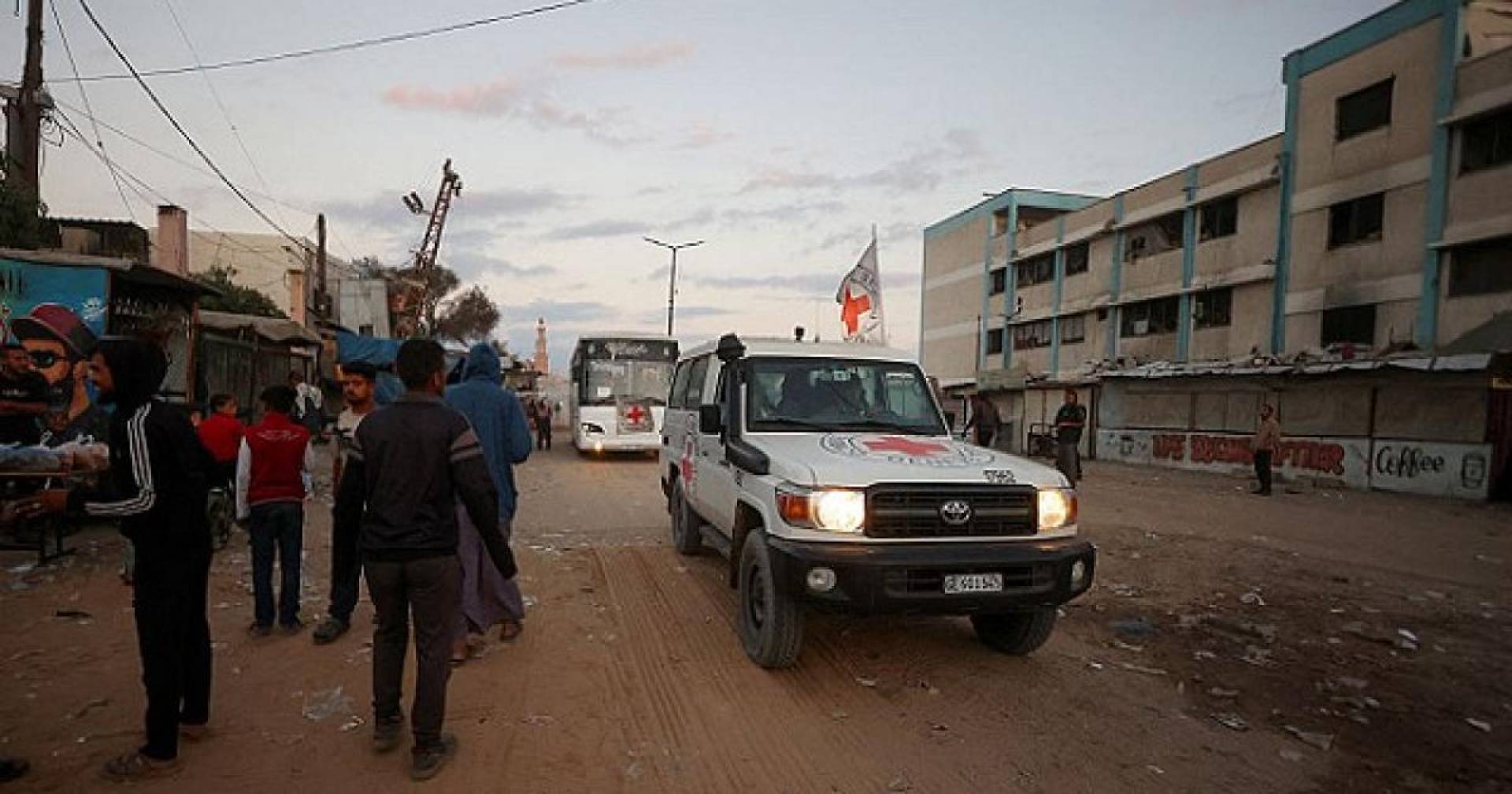 بعد الإفراج عن الرهائن الإسرائيليين.. بدء تحرر الأسرى الفلسطينيين بعد الإفراج عن الرهائن الإسرائيليين.. بدء تحرر الأسرى الفلسطينيين