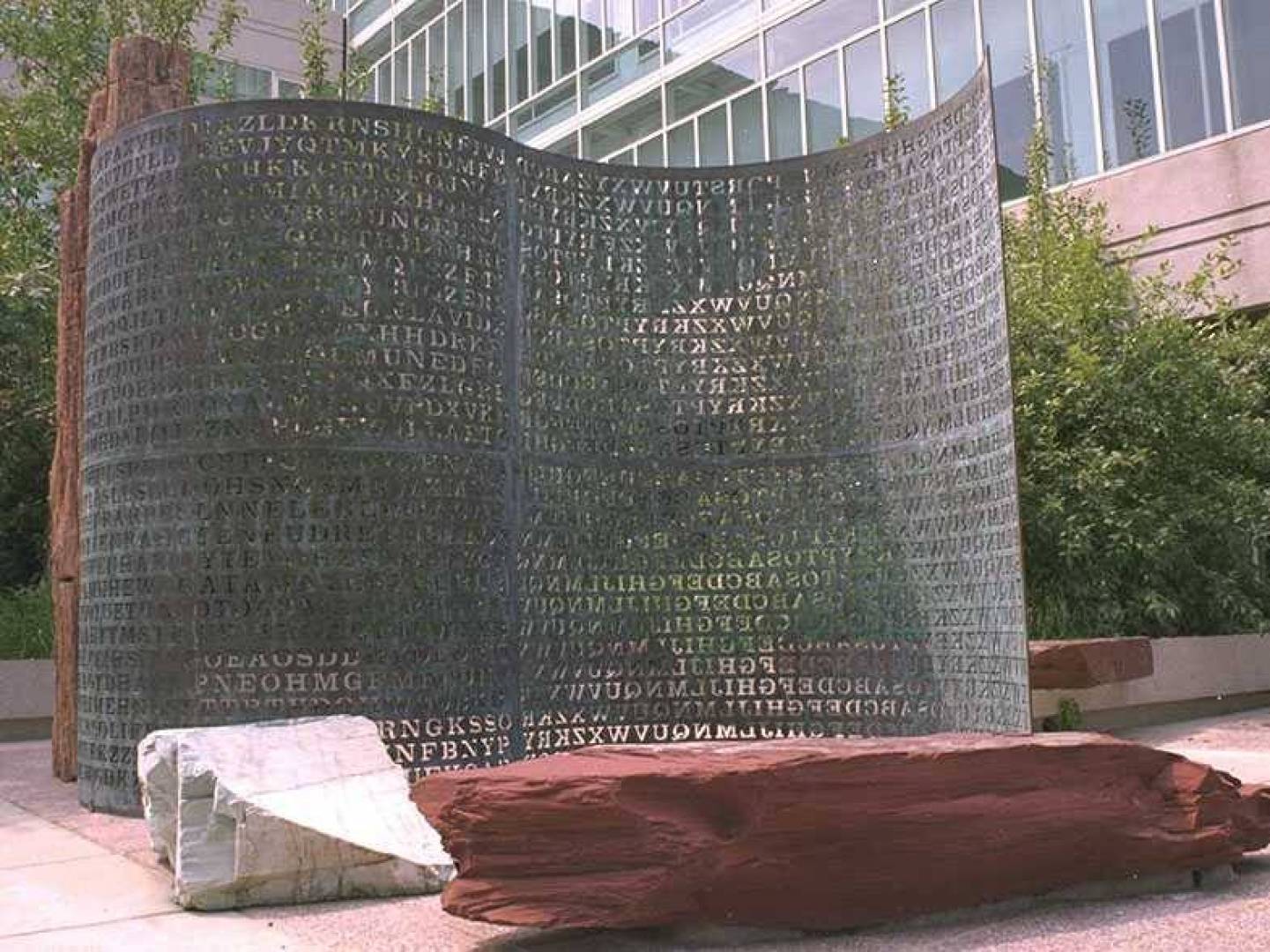 فكّ شفرة التمثال البرونزي أمام مقر وكالة الاستخبارات المركزية الأمريكية