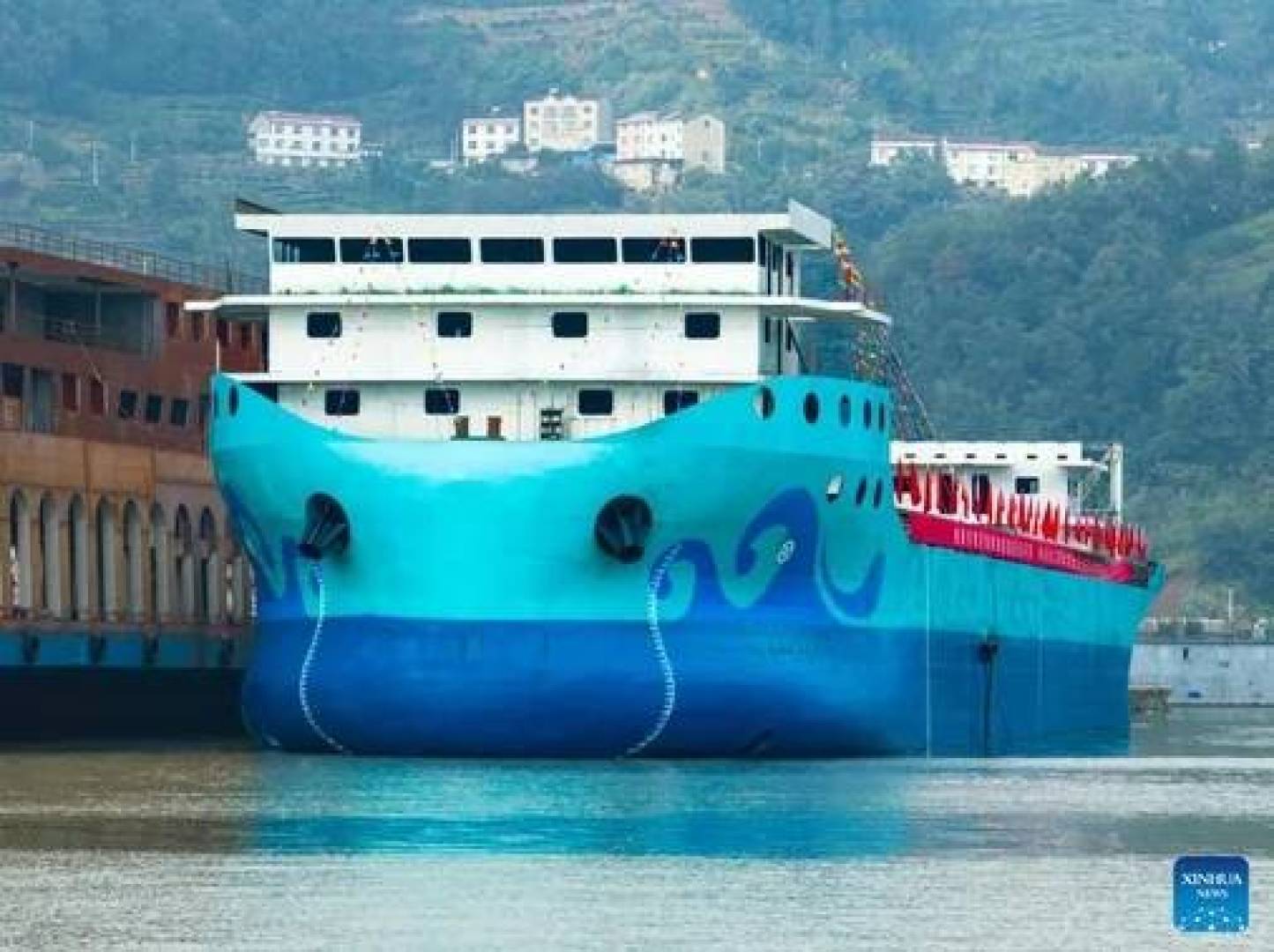 الصين تطلق أكبر سفينة شحن كهربائية في العالم