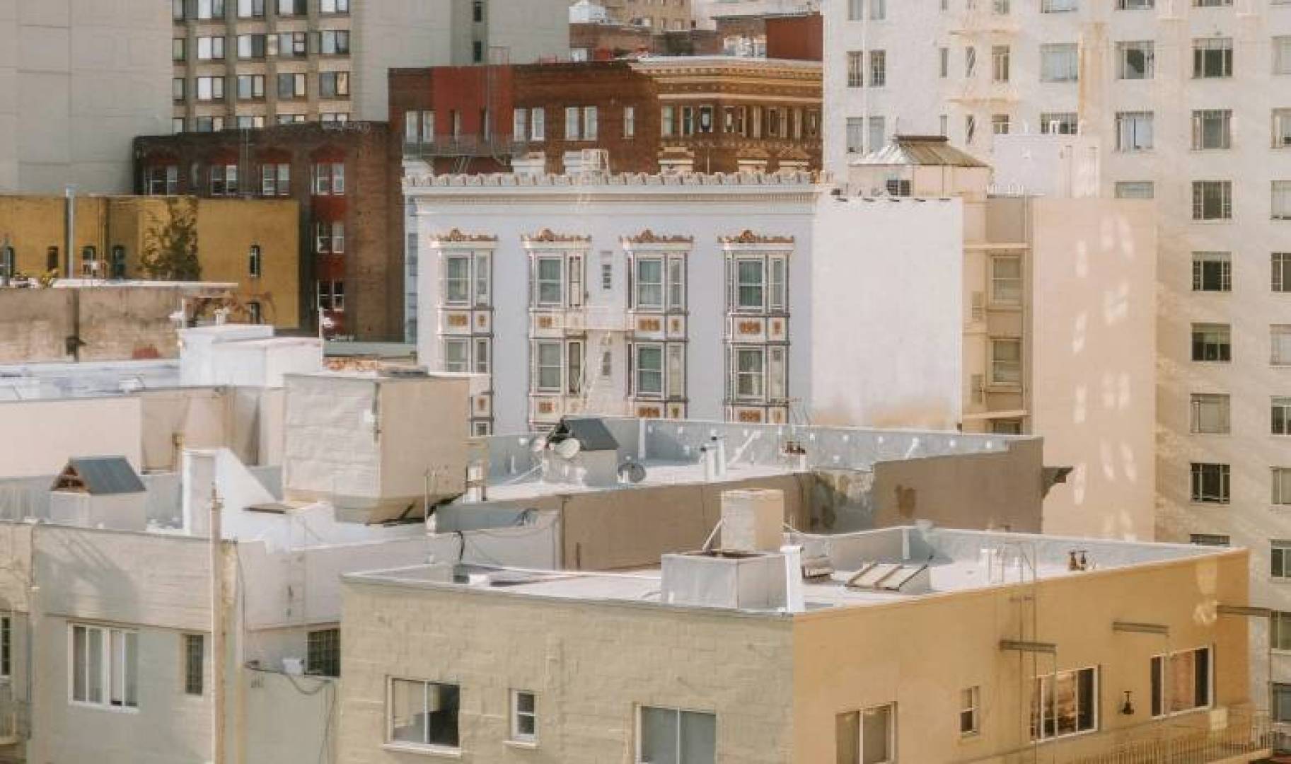 ابتكار طلاء ذكي يبرد الأسطح 6 درجات تحت حرارة الجو ويحول الهواء إلى ماء