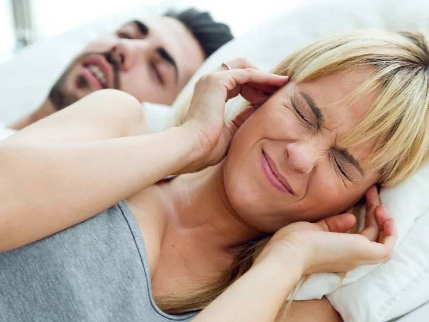 سبب انخفاض معدلات الشخير لدى النساء مقارنة بالرجال