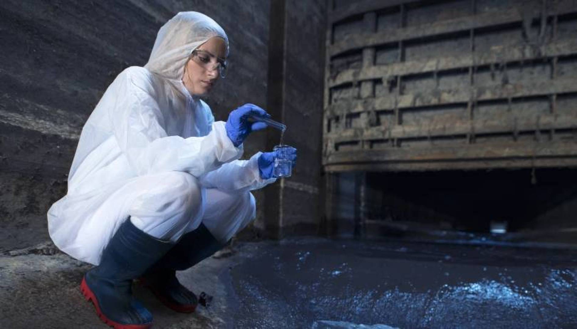 علماء يبتكرون مادة كربونية مغناطيسية لتنقية مياه الصرف بفعالية تصل إلى 95٪