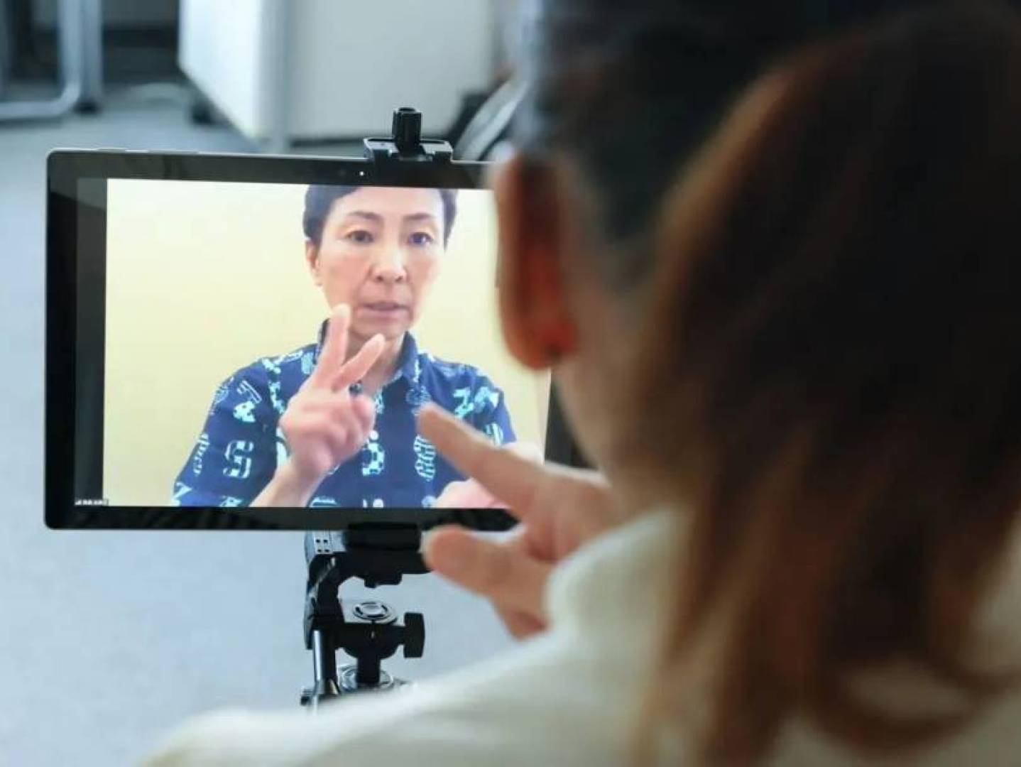 منصة صينية مبتكرة بالذكاء الاصطناعي تحول النصوص إلى لغة الإشارة