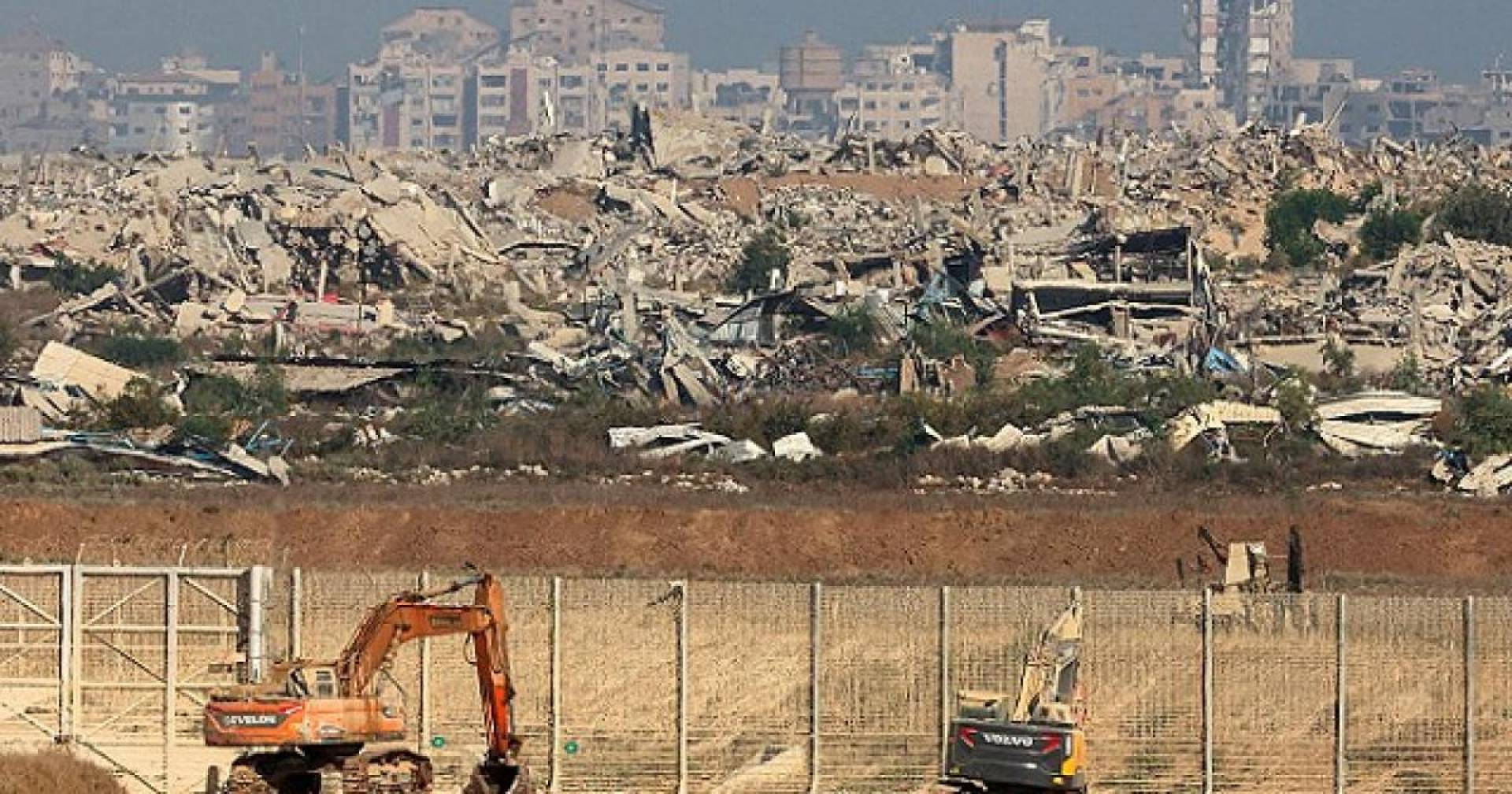 الجيش الاحتلال الإسرائيلي يحول أطراف غزة لمكب نفايات ومخلفات بناء الجيش الاحتلال الإسرائيلي يحول أطراف غزة لمكب نفايات ومخلفات بناء