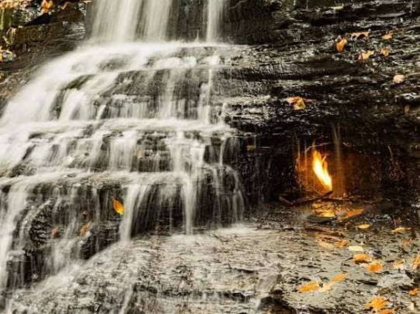 شلالات الشعلة الأبدية في نيويورك.. اكتشف سر شعلة النار خلف الشلال شلالات الشعلة الأبدية في نيويورك.. اكتشف سر شعلة النار خلف الشلال