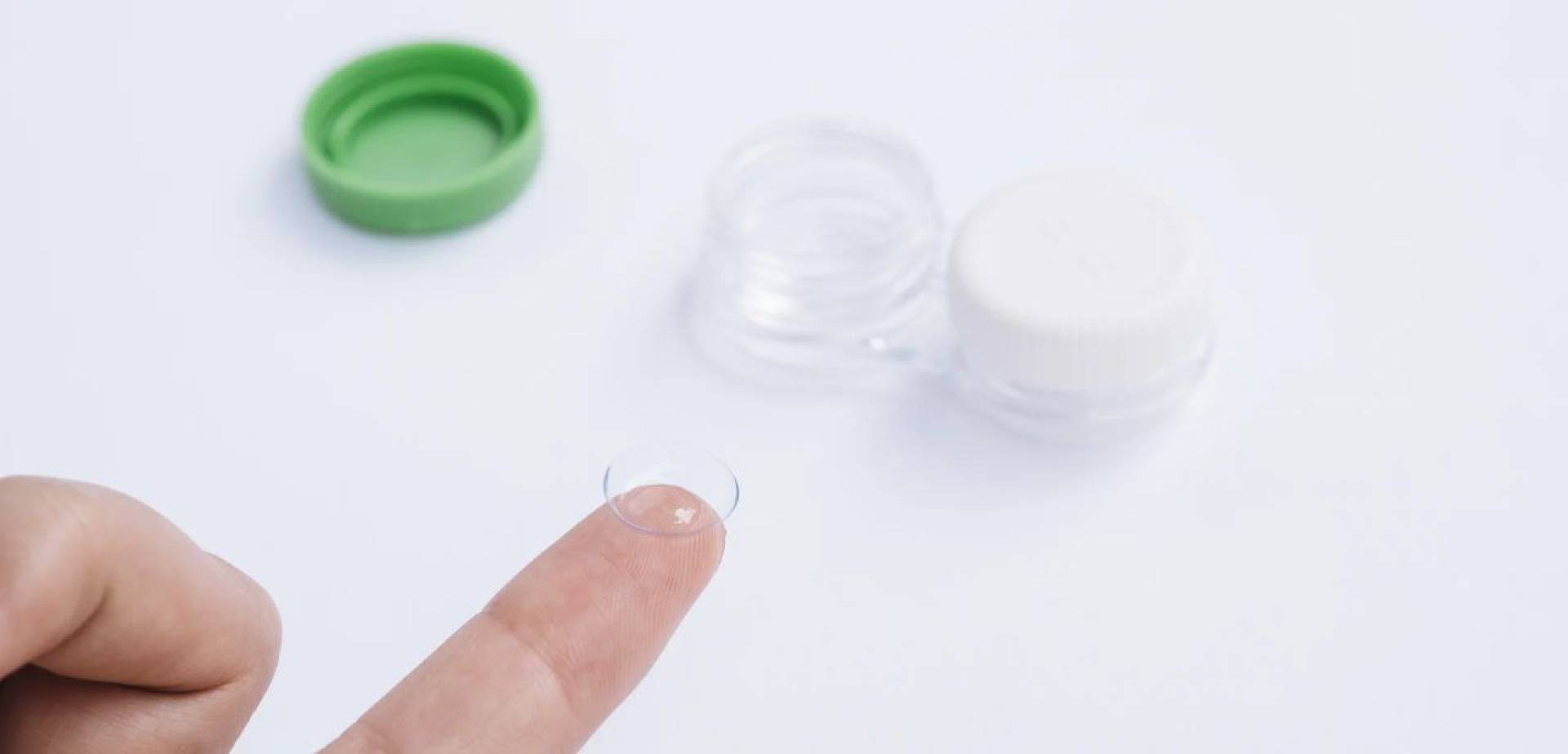 ابتكار عدسات لاصقة ذكية قادرة على تشخيص وعلاج أمراض العيون