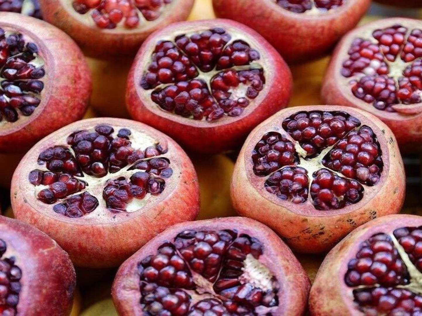 الكشف عن تأثيره الرمان على هرمون الشباب لدى كبار السن