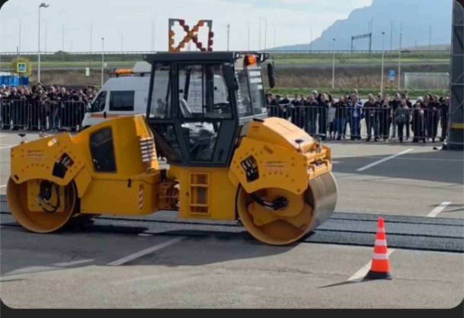 روسيا تقوم بأول تجربة لرصف الطرق بالإسفلت عبر الرصف الذاتي بالروبوتات